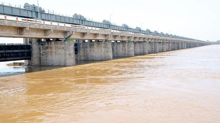 Govt On Alert Even Though Discharge From Barrage Falls