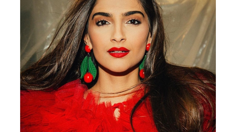 HBD Sonam Kapoor: Here Are Some Stunning Pictures Of B-town Fashionista