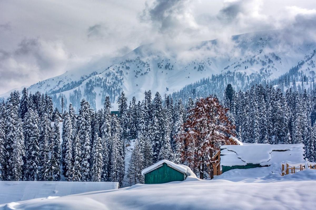 5 popular places to witness snowfall in India