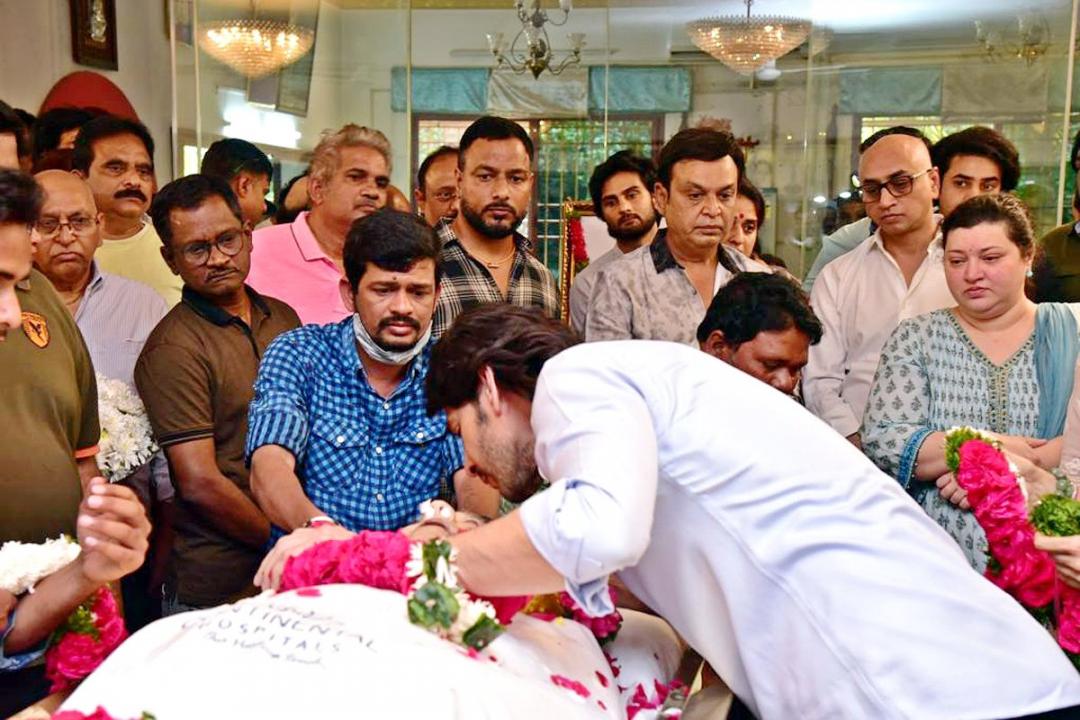 Superstar Krishna’s Funeral: Heartbreaking Pics Of Mahesh Babu, Family ...