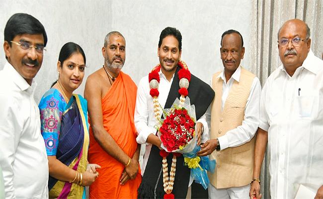 Guru Peetam Seer Calls On CM YS Jagan Mohan Reddy