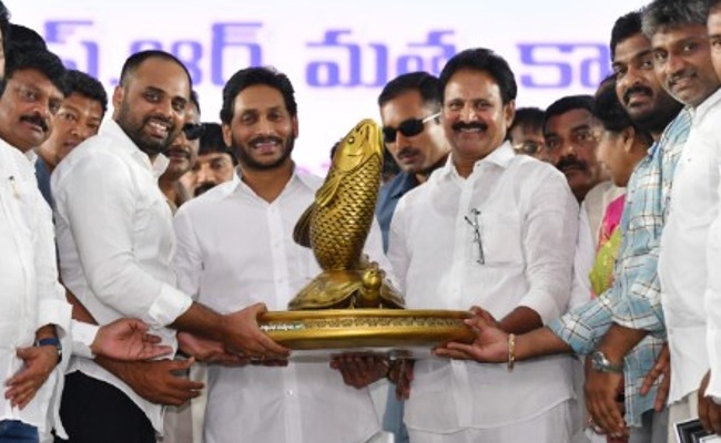 Nizampatnam Cm Ys Jagan Releases Ysr Matsyakara Bharosa Funds