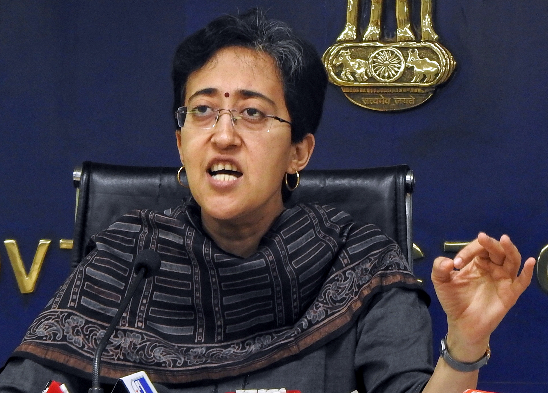 l-g-issued-orders-to-demolish-of-11-temples-in-delhi-atishi