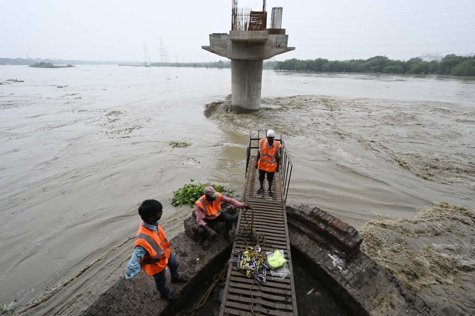 old-iron-bridge-over-yamuna-river-closed-for-traffic