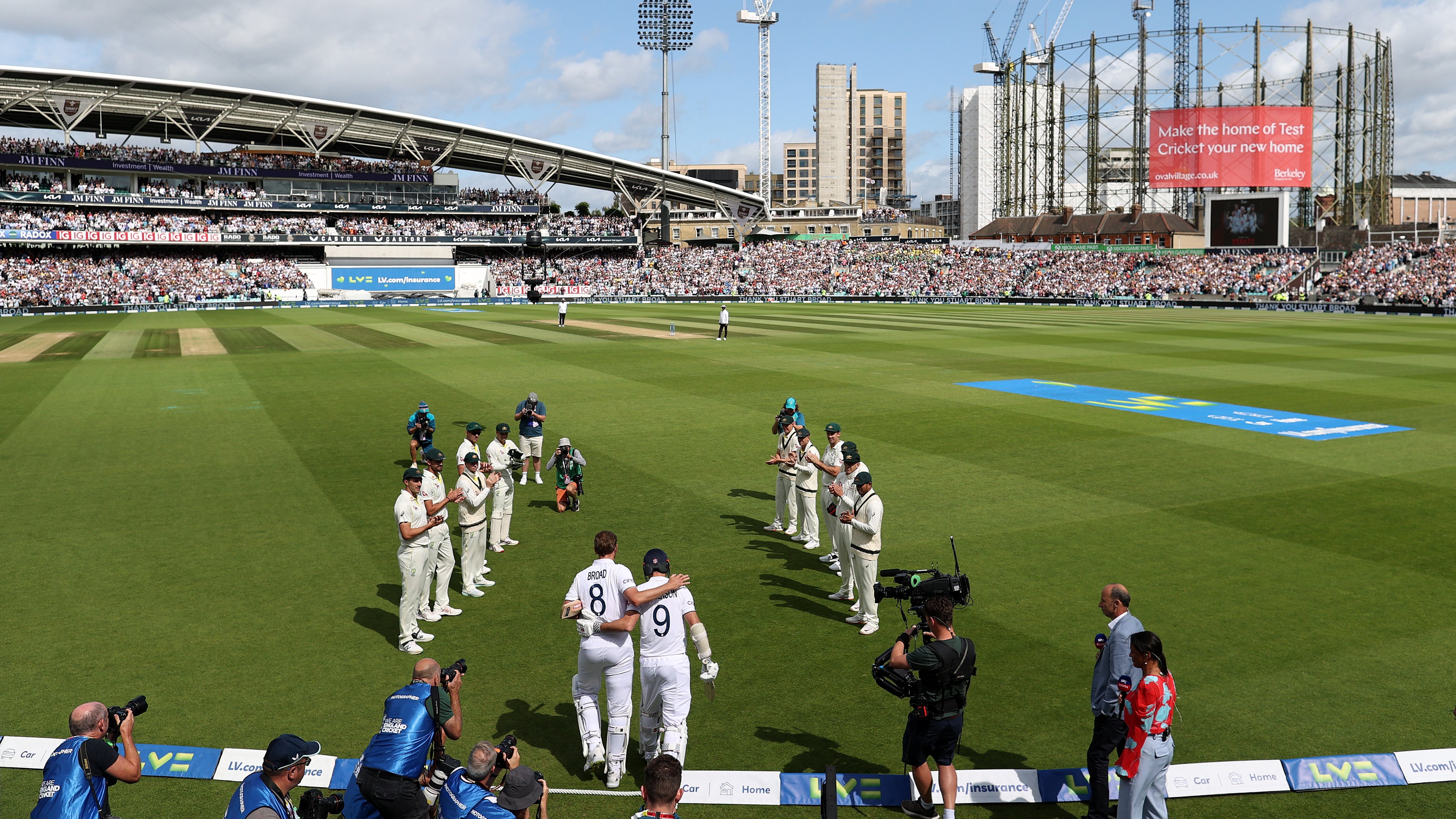 ashes-2023-retiring-stuart-broad-receives-guard-of-honour-while-coming