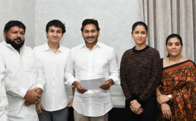 TT Player Naina Jaiswal Calls On CM YS Jagan