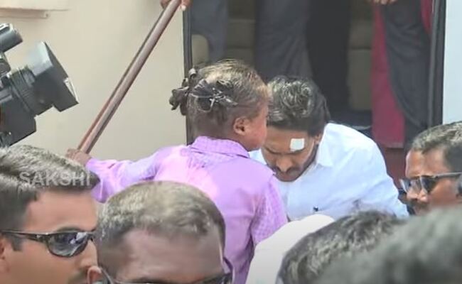 Cm Jagan Extends Aid To Sick Girl During Memantha Siddham Bus Yatra 0689