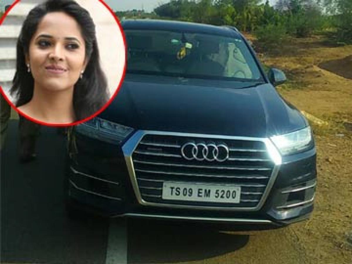 Anchor Anasuya Injured In Road Accident