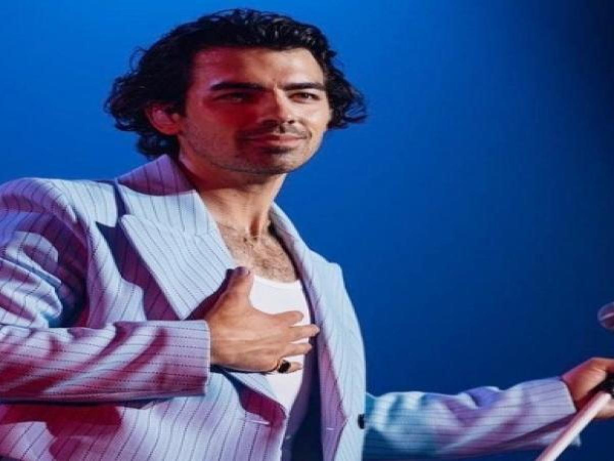 Joe Jonas Wears Ring at Concert Despite Looming Divorce from