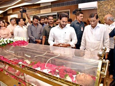 Superstar Krishna’s Funeral: Heartbreaking Pics Of Mahesh Babu, Family ...