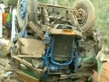 Lorry falls into gorge, 3 dead, 38 injured - Sakshi Post