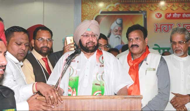 Punjab Congress president Amarinder Singh addressing the media along with the party’s new members, on Sunday. - Sakshi Post