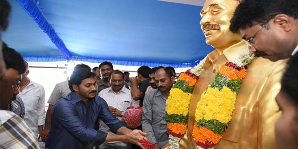 YS Jagan offering floral tributes to late YSR at the Deeksha site - Sakshi Post