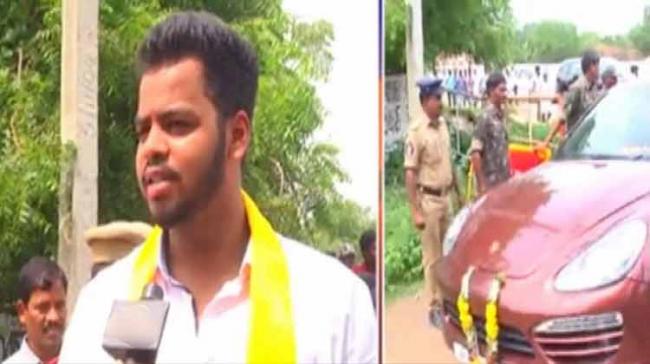 While polling is underway in Nandyal Assembly segment on Wednesday, Bhuma Vikhyat Reddy, brother of TDP minister Akhila Priya, caused a flutter in Mitnala village as he was seen violating model code by distributing money to the voters. &amp;amp;nbsp; - Sakshi Post