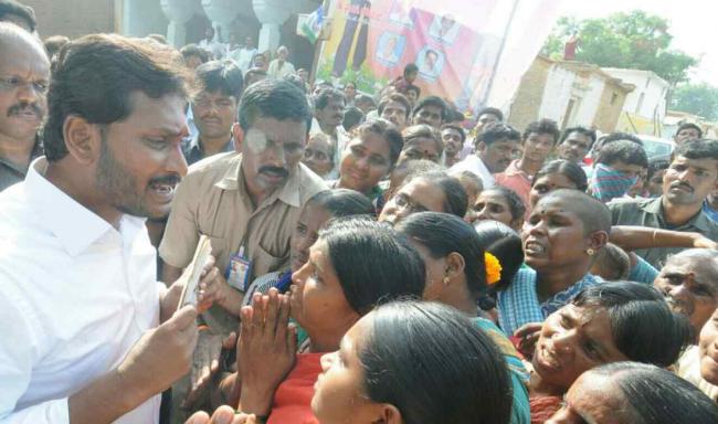 People throng YS Jagan’s Praja Sankalpa Yatra meeting en route the Yatra to share their grievances with him - Sakshi Post