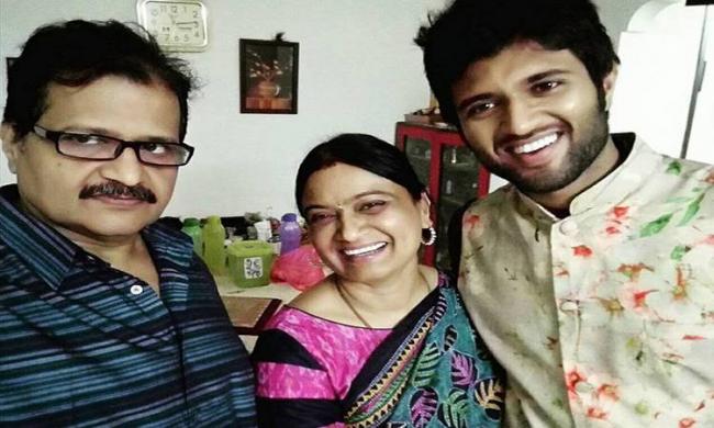 Vijay Deverakonda with his parents - Sakshi Post