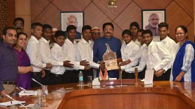 The Shaurya team  with the Governor of Maharashtra C. Vidyasagar Rao - Sakshi Post