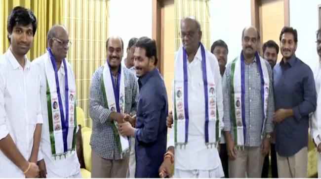 YSRCP leader YS Jagan Mohan Reddy welcoming new party cadre - Sakshi Post