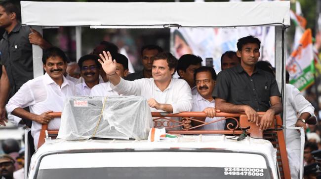 Braving heavy rains, Congress chief &amp;lt;a href=&amp;quot;https://www.sakshipost.com/topic/rahul%20gandhi&amp;quot;&amp;gt;Rahul Gandhi&amp;lt;/a&amp;gt; took out a roadshow in Wayanad Lok Sabha constituency - Sakshi Post