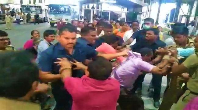 The devotee was thrashed by the security personnel for carrying gutkha - Sakshi Post