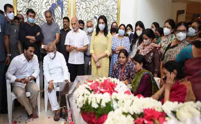 AP CM YS Jagan, YS Bharathi Pay Tributes To Mekapati Goutham Reddy - Sakshi Post