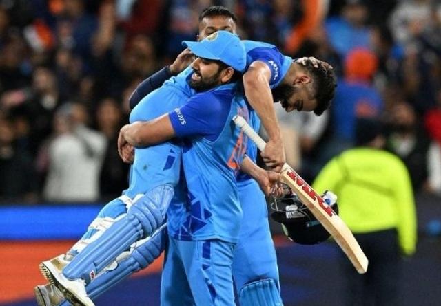 Watch: Rohit Sharma Lifts Virat Kohli After Win Against Pakistan, Wins ...