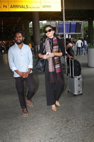 rashmika-mandanna-latest-photos-in-mumbai-airport-goes-viral-Sakshi Post